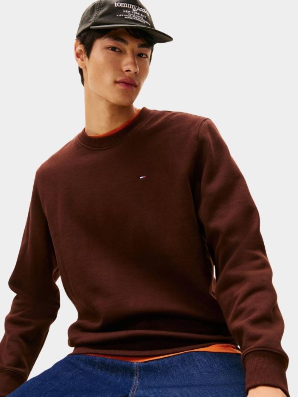 detail Tommy Jeans pánská hnědá mikina