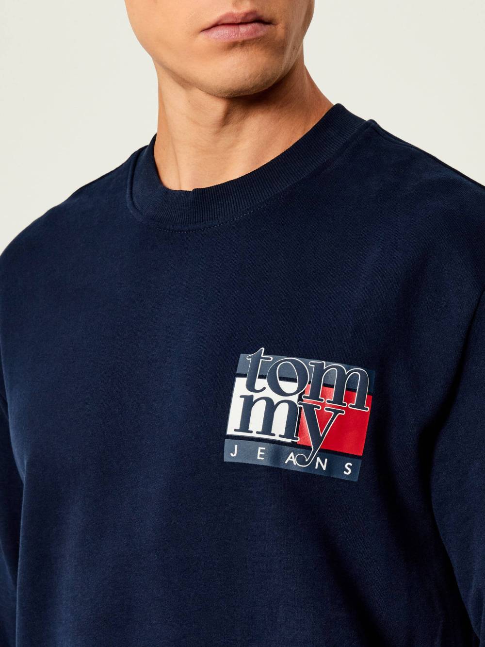 detail Tommy Jeans pánská modrá mikina