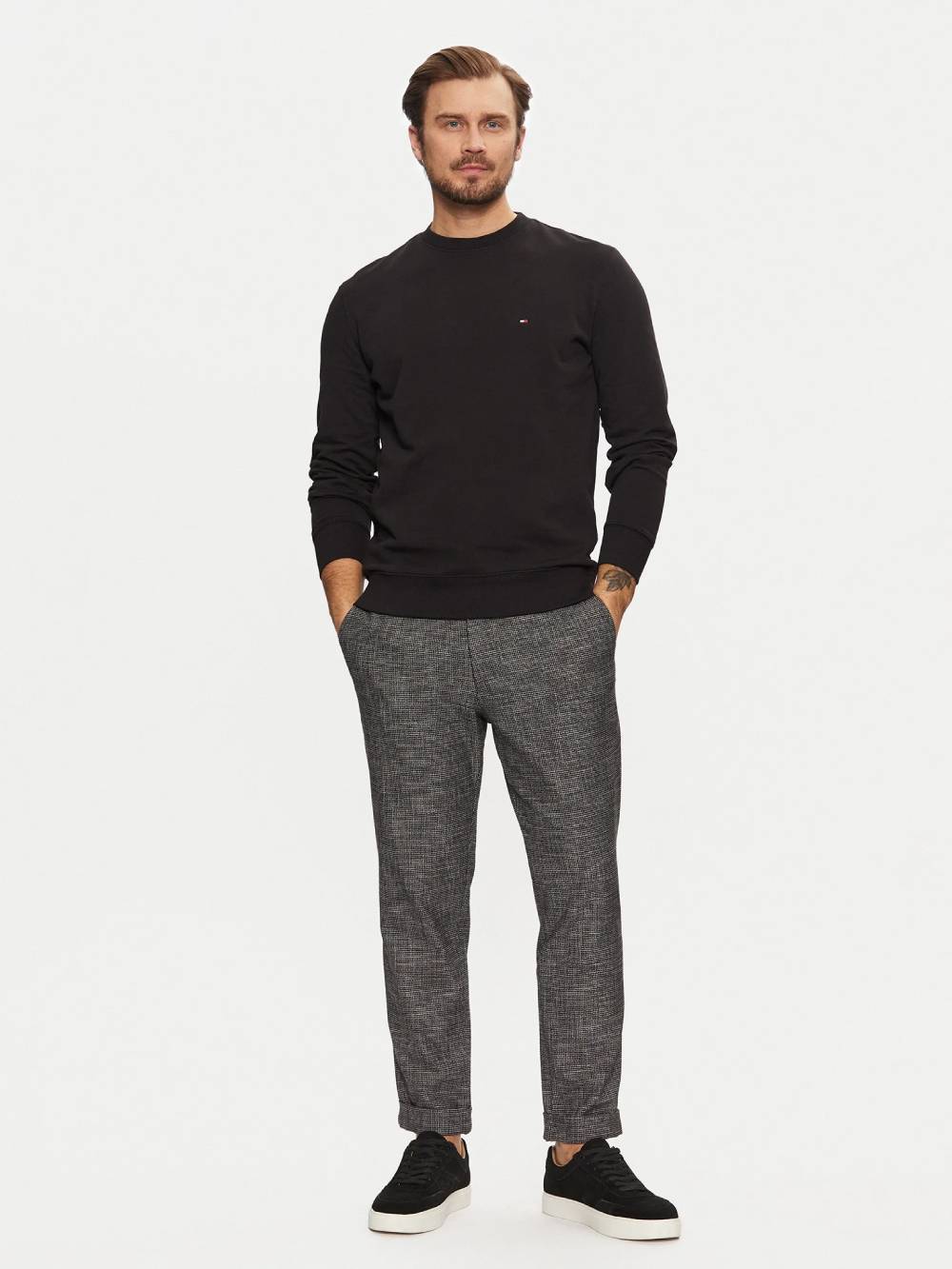 detail Tommy Jeans pánský černý svetr