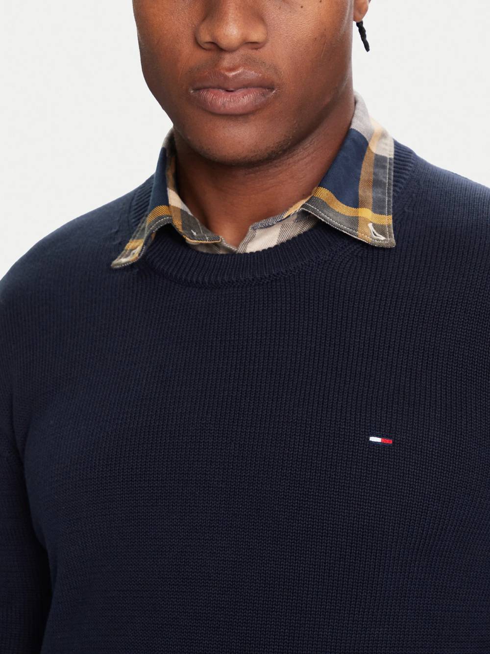 detail Tommy Jeans pánský modrý svetr