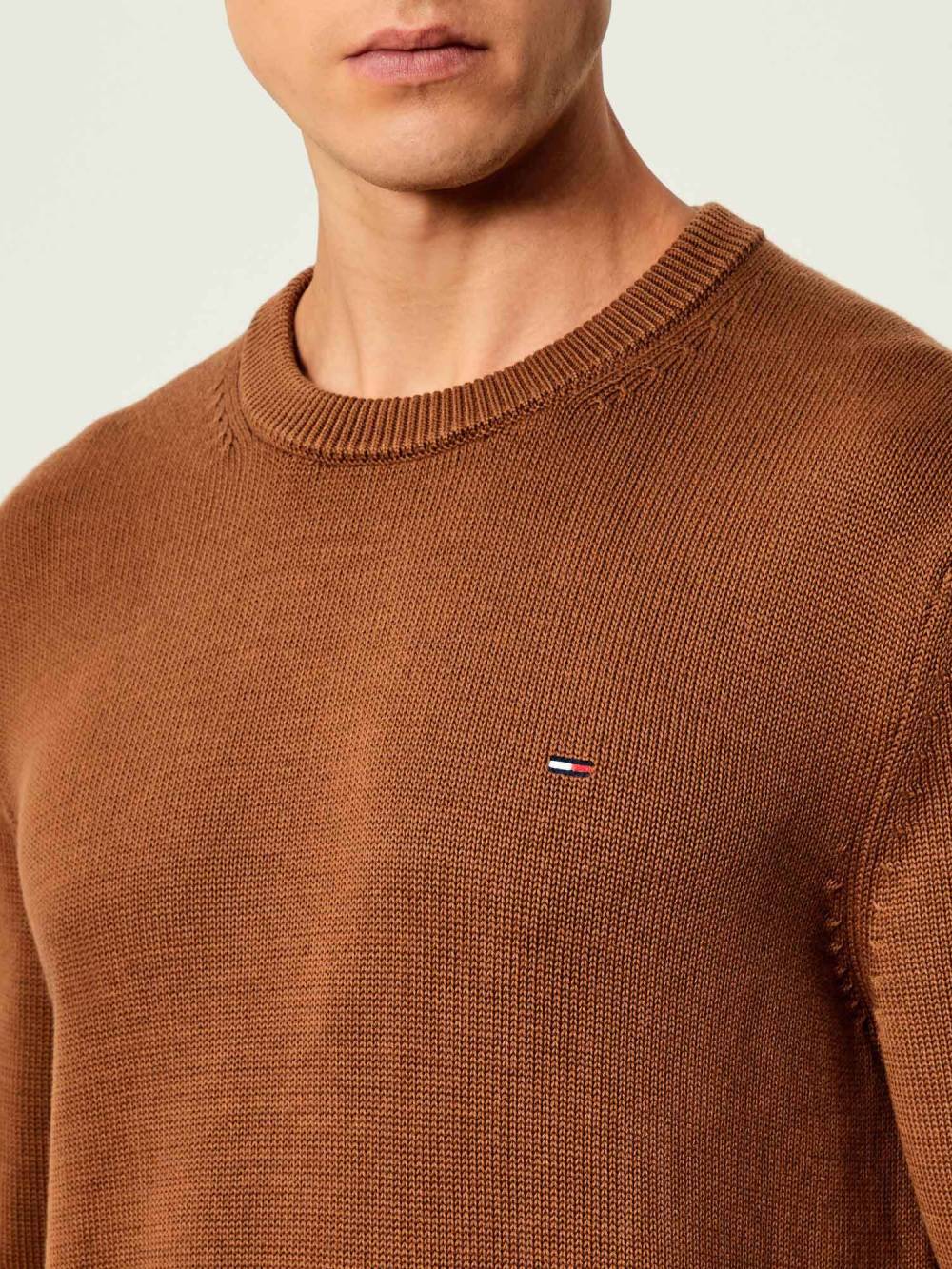 detail Tommy Jeans pánský hnědý svetr