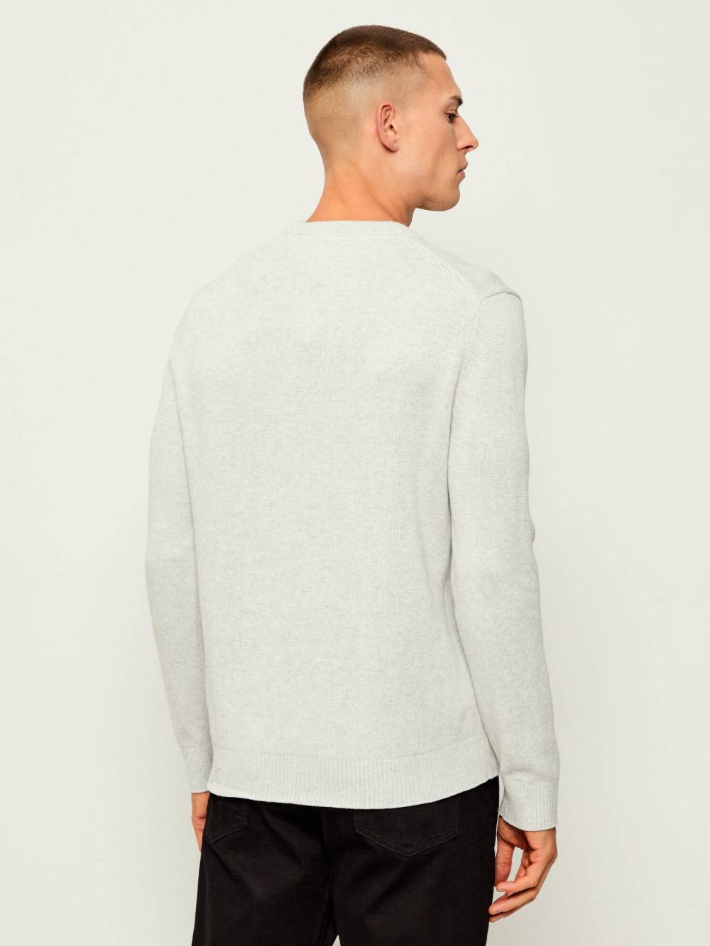 detail Tommy Jeans pánský šedý svetr