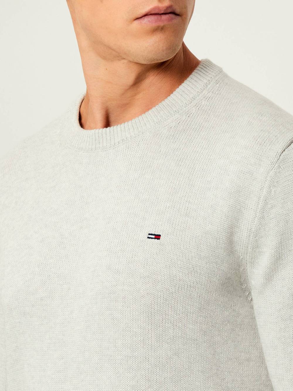 detail Tommy Jeans pánský šedý svetr