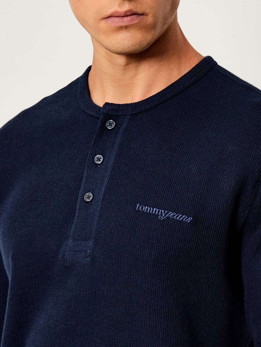 detail Tommy Jeans pánské triko s dlouhým rukávem
