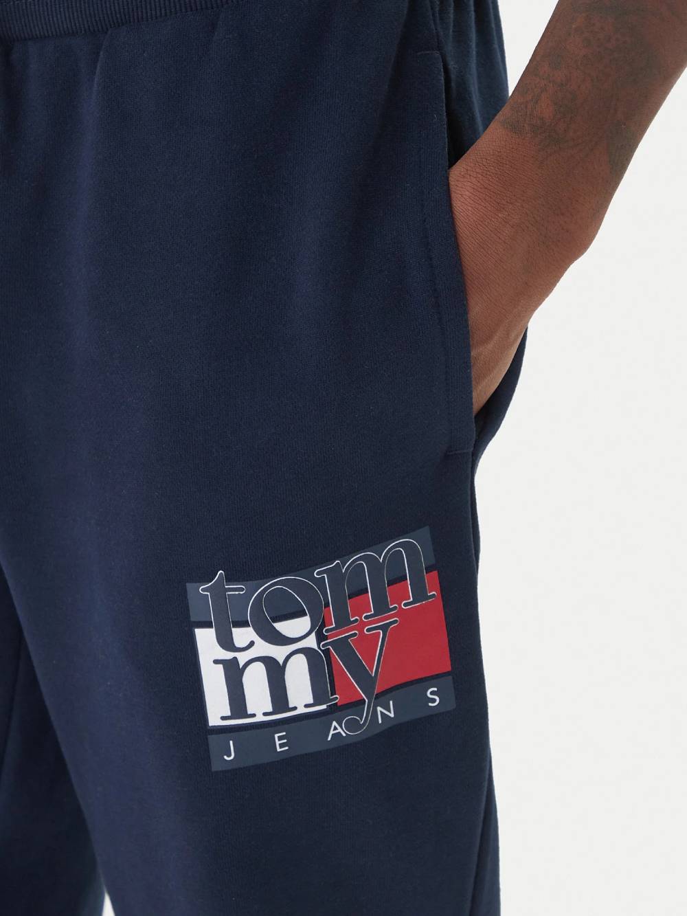 detail Tommy Jeans pánské modré tepláky