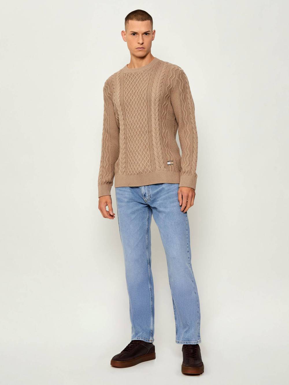 detail Tommy Jeans pánský světle hnědý svetr
