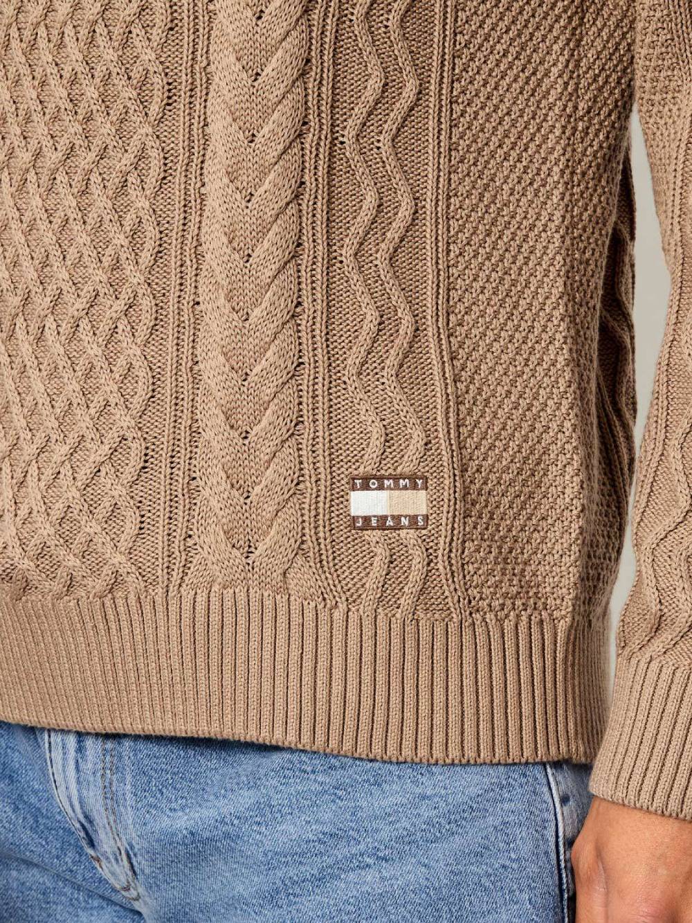 detail Tommy Jeans pánský světle hnědý svetr