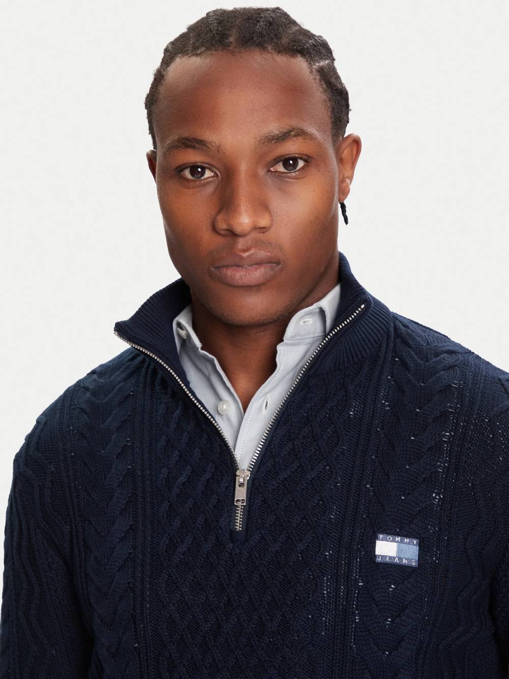 detail Tommy Jeans pánský modrý svetr