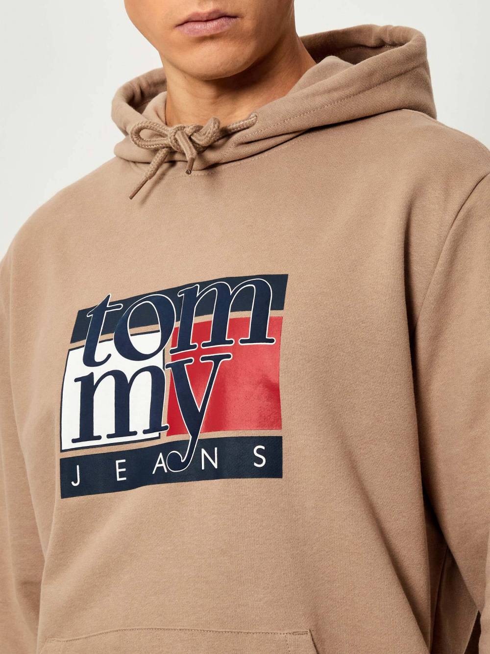 detail Tommy Jeans pánská béžová mikina