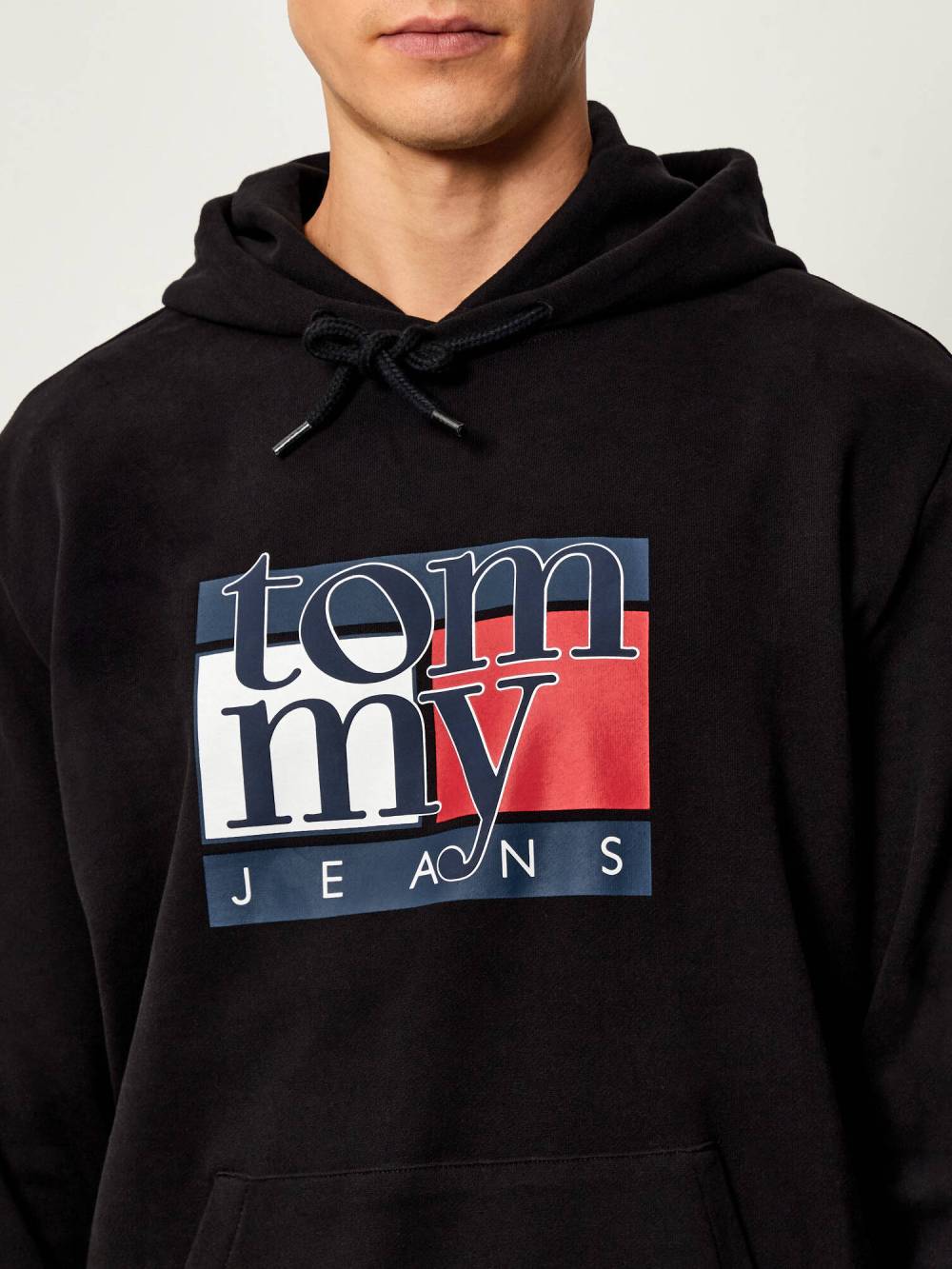 detail Tommy Jeans pánská černá mikina