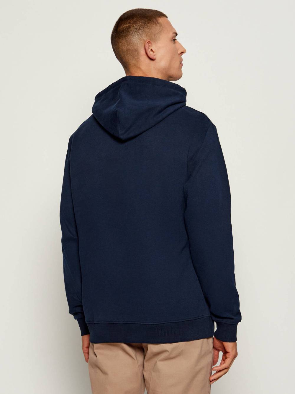 detail Tommy Jeans pánská modrá mikina