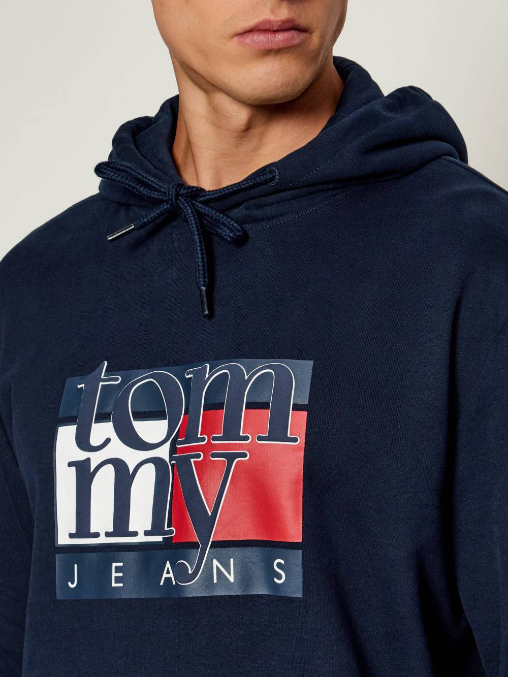 detail Tommy Jeans pánská modrá mikina