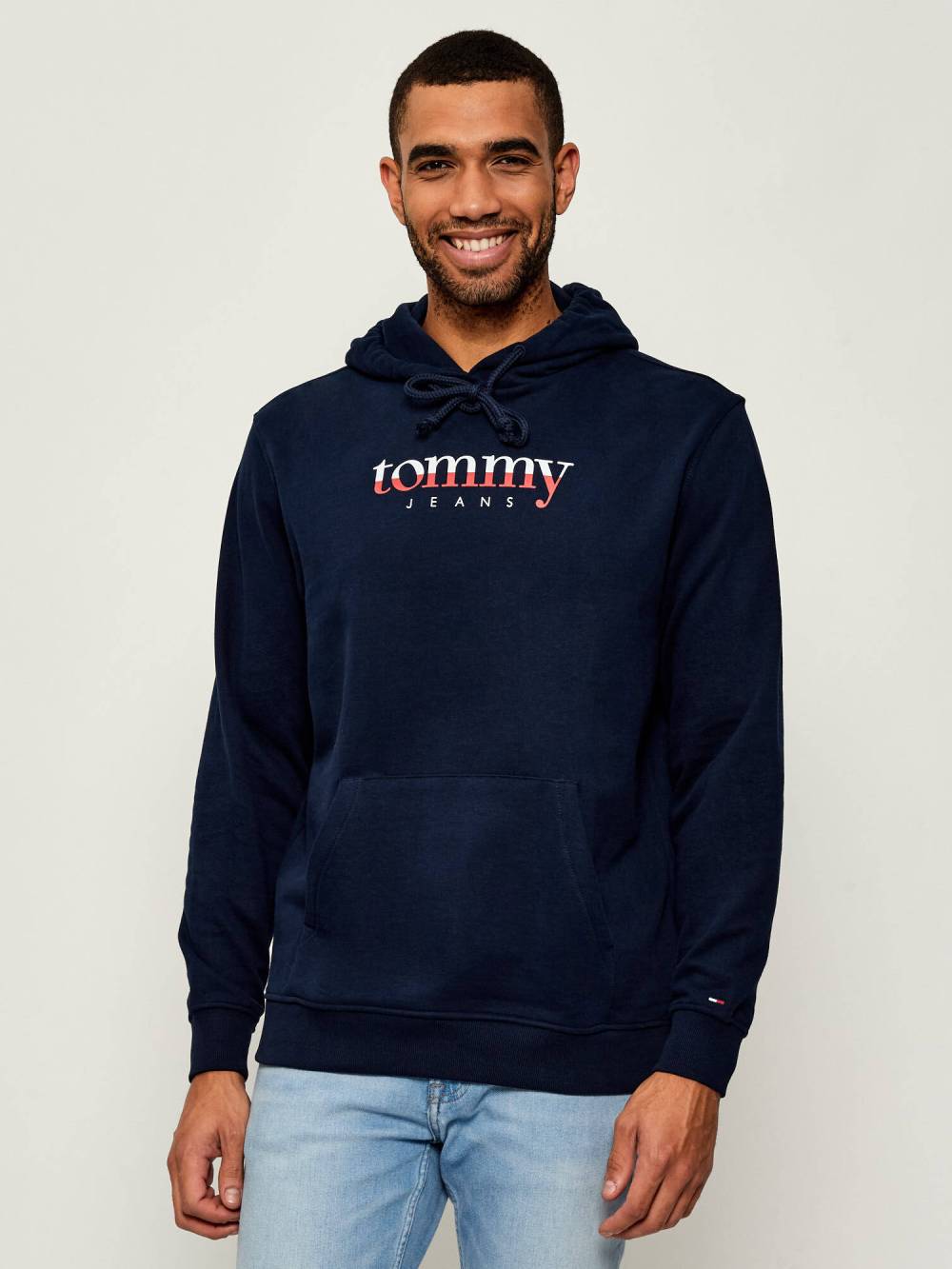 detail Tommy Jeans pánská modrá mikina