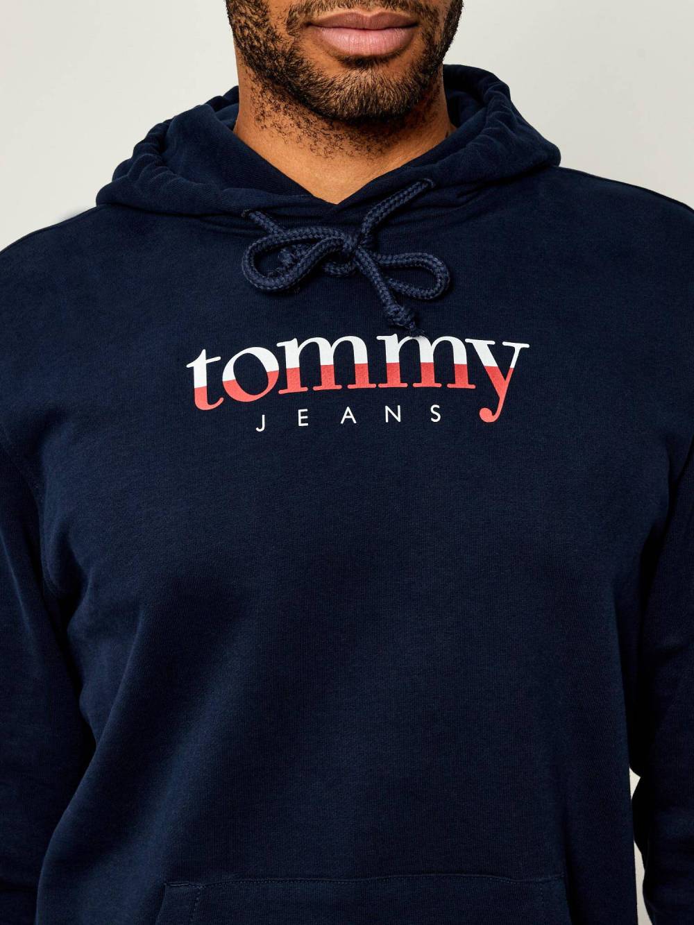 detail Tommy Jeans pánská modrá mikina