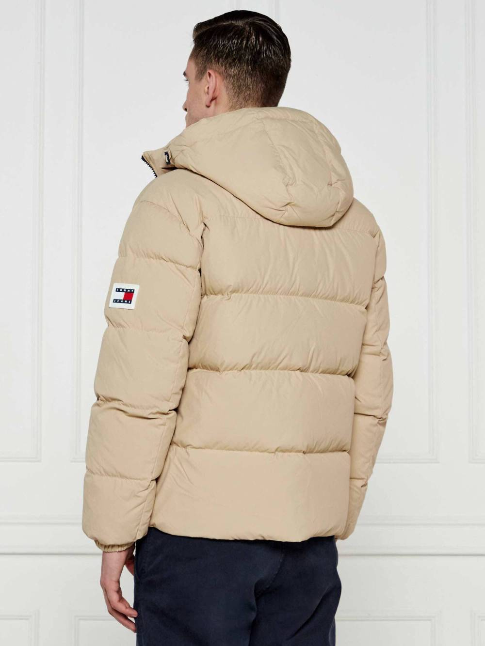 detail Tommy Jeans pánská béžová bunda