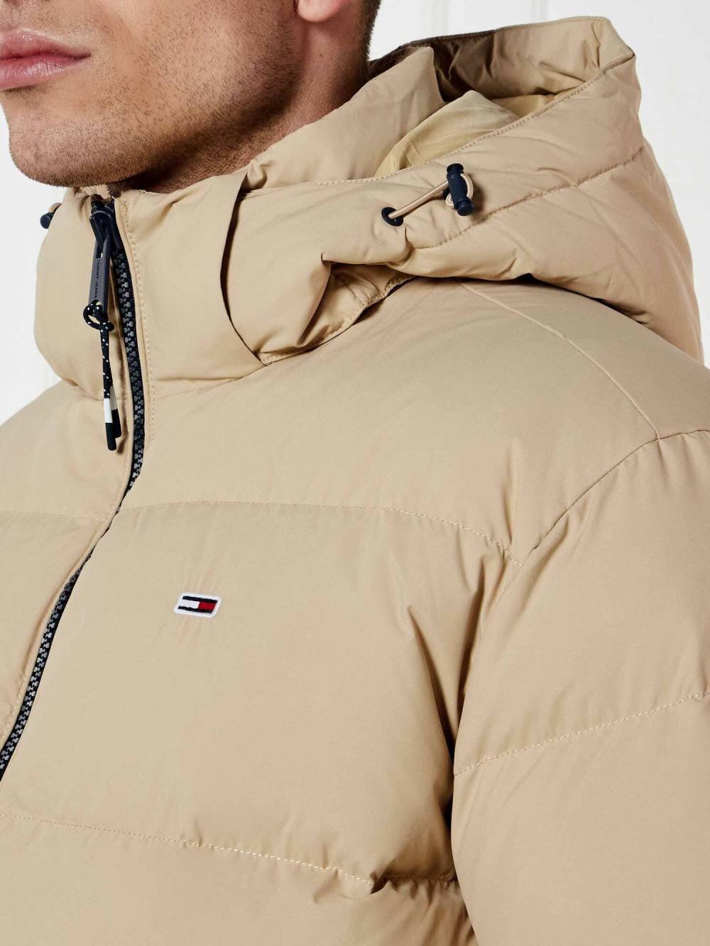 detail Tommy Jeans pánská béžová bunda