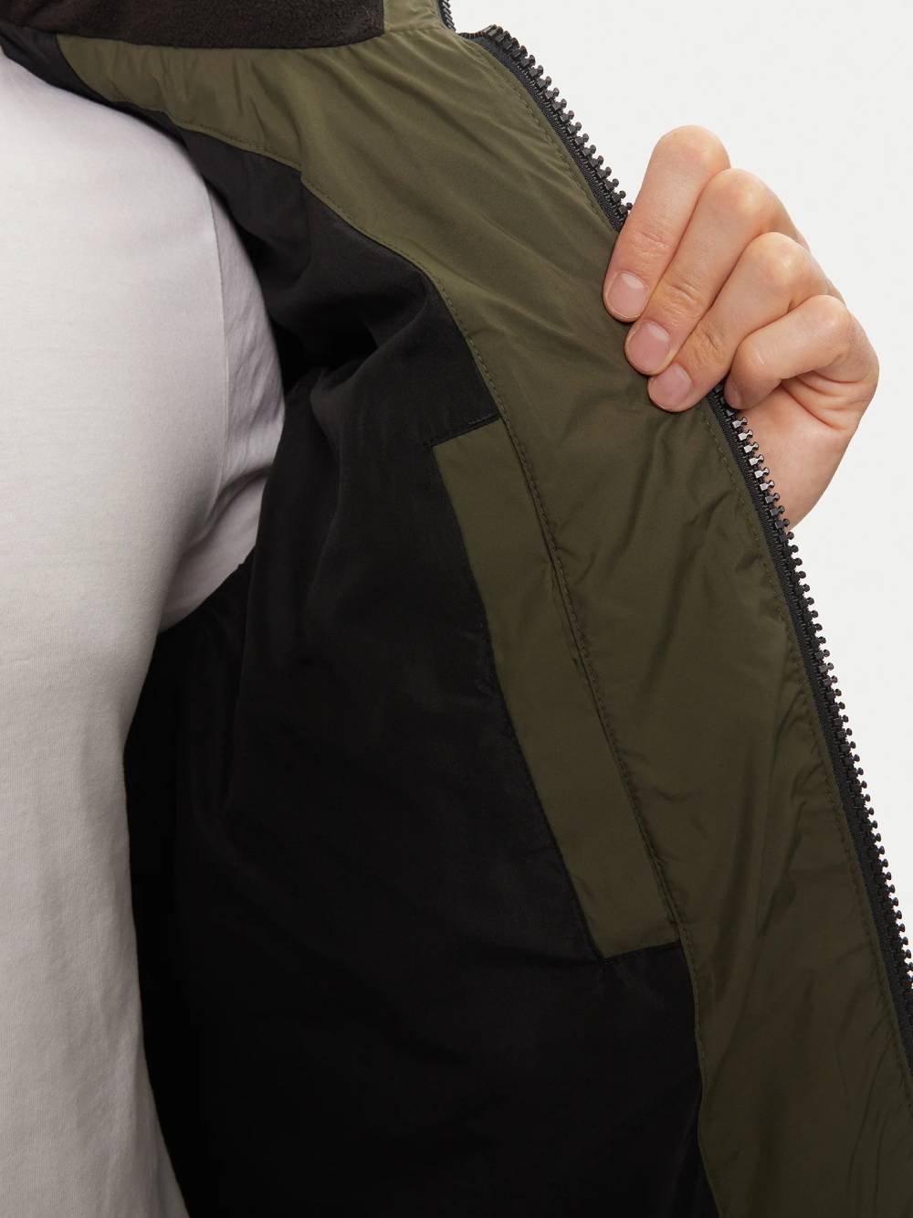 detail Tommy Jeans pánská khaki bunda