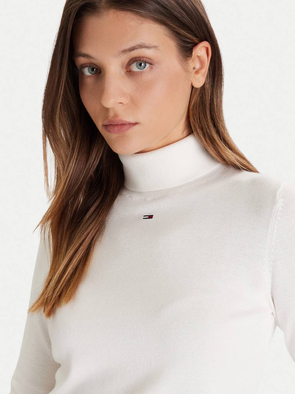 detail Tommy Jeans dámský krémový rolák