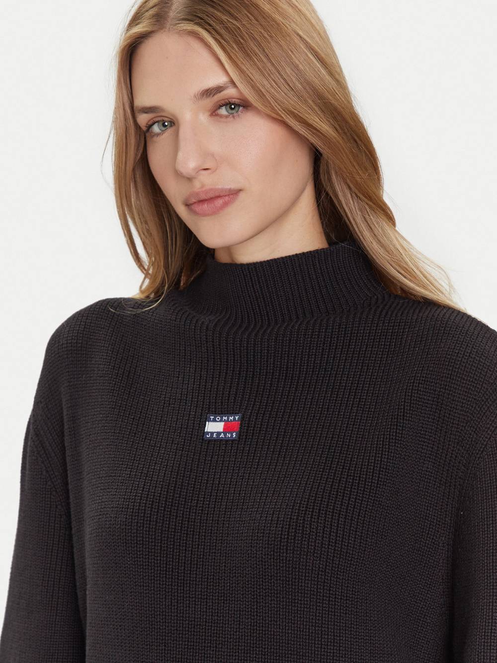 detail Tommy Jeans dámský černý svetr