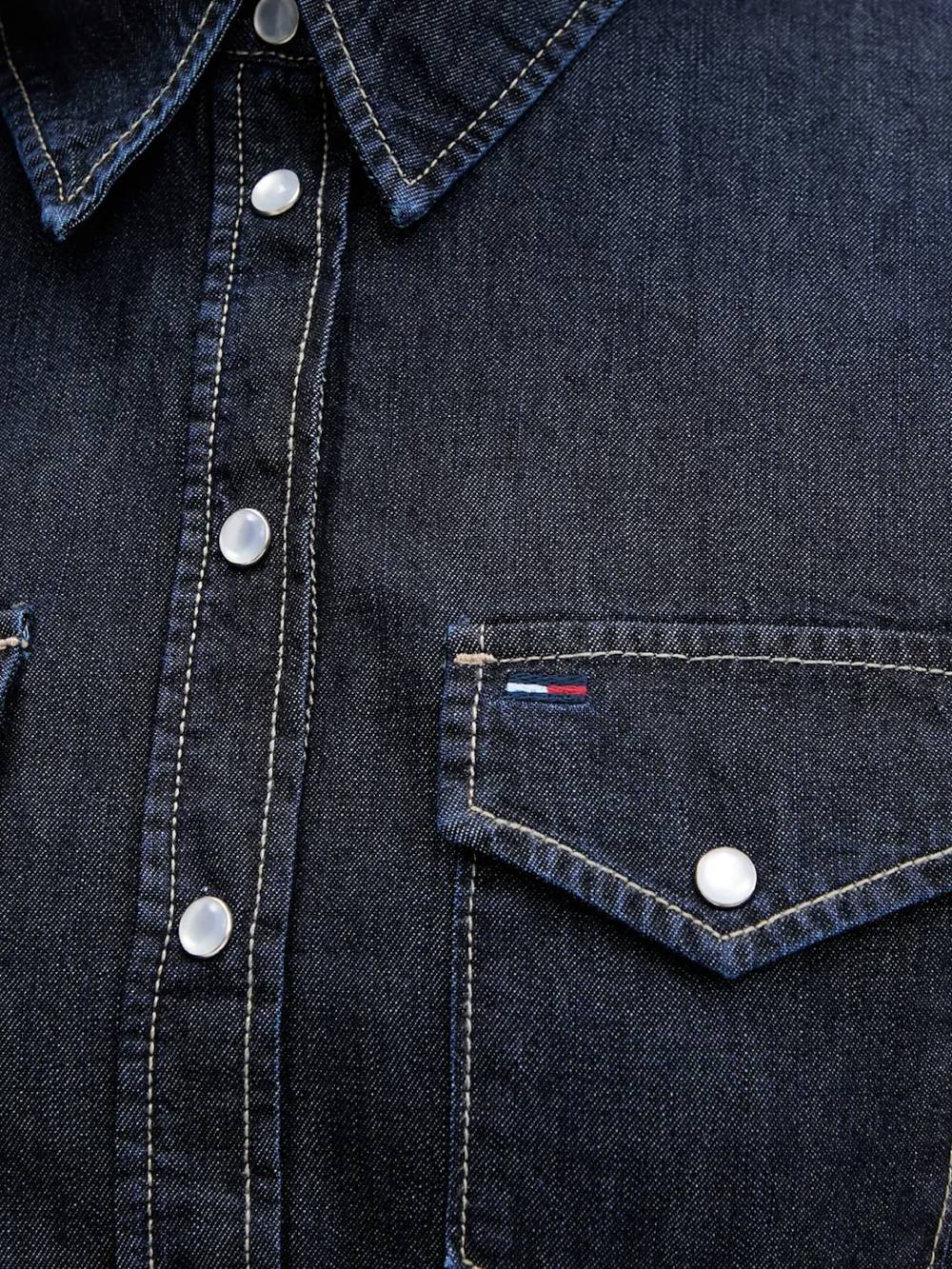 detail Tommy Jeans  dámská džínová košile