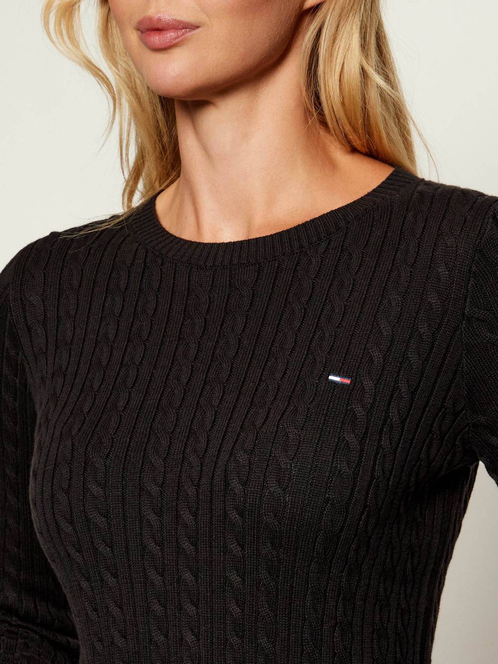 detail Tommy Jeans dámský černý svetr