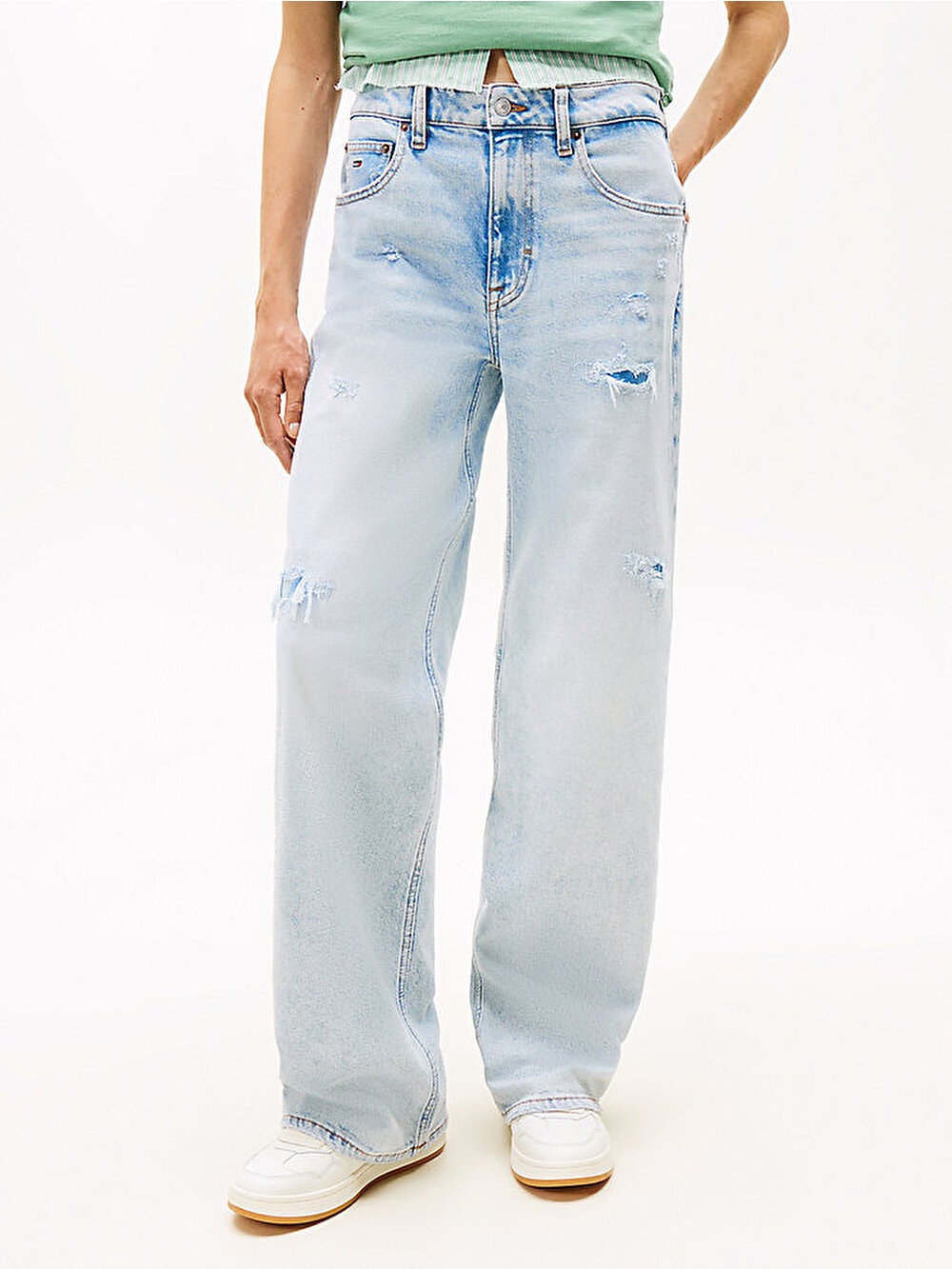 detail Tommy Jeans dámské světle modré džíny