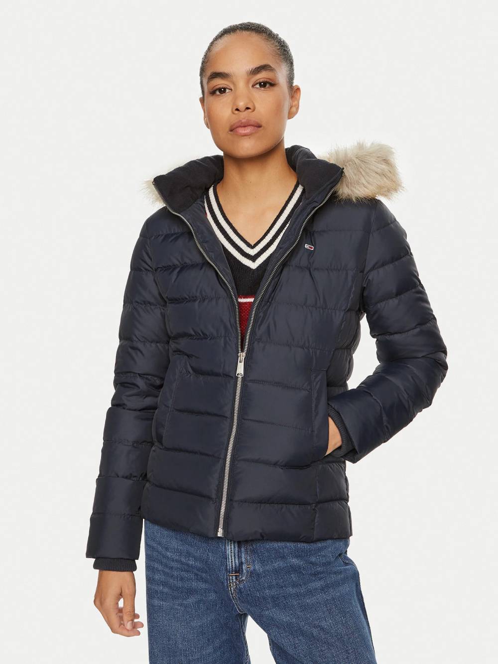 detail Tommy Jeans dámská modrá zimní bunda