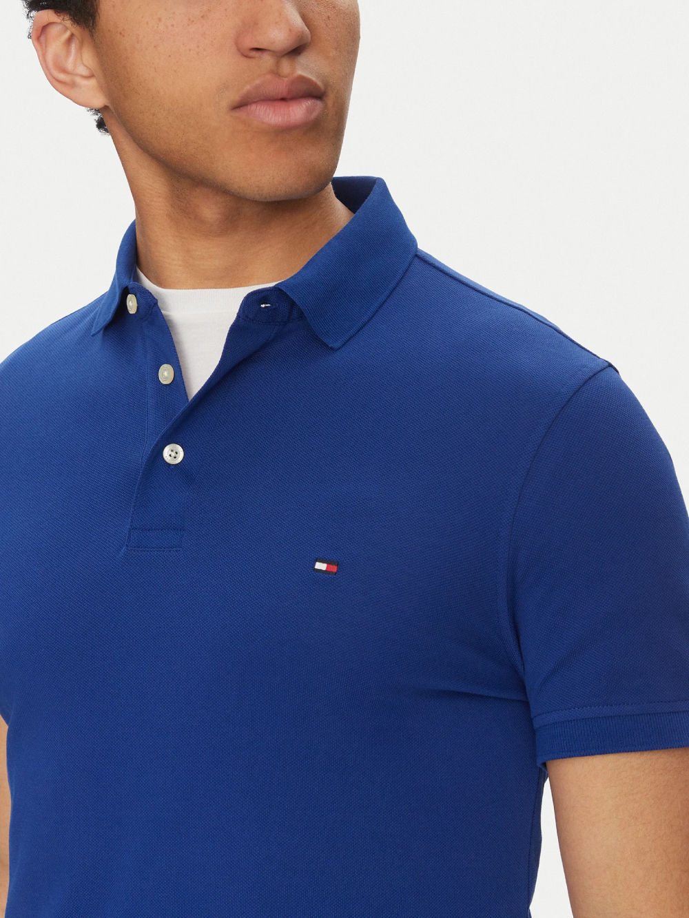 detail Tommy Hilfiger pánské modré polo tričko