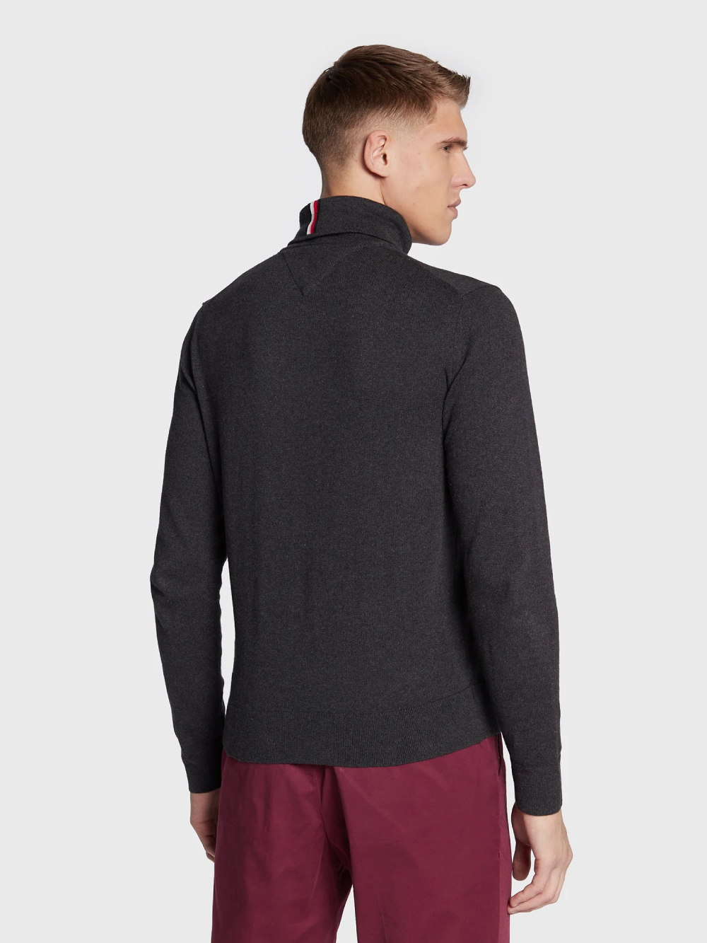 detail Tommy Hilfiger pánský šedý rolák