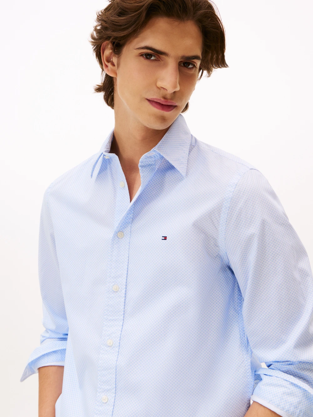 detail Tommy Hilfiger pánská světle modrá košile