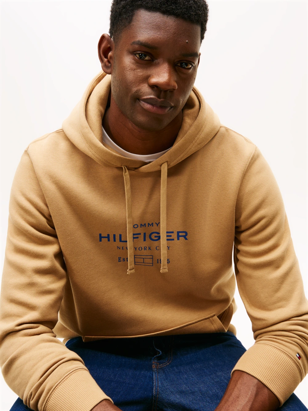 detail Tommy Hilfiger pánská béžová mikina