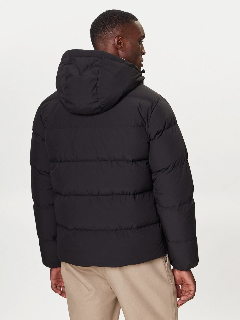 detail Tommy Hilfiger pánská černá bunda