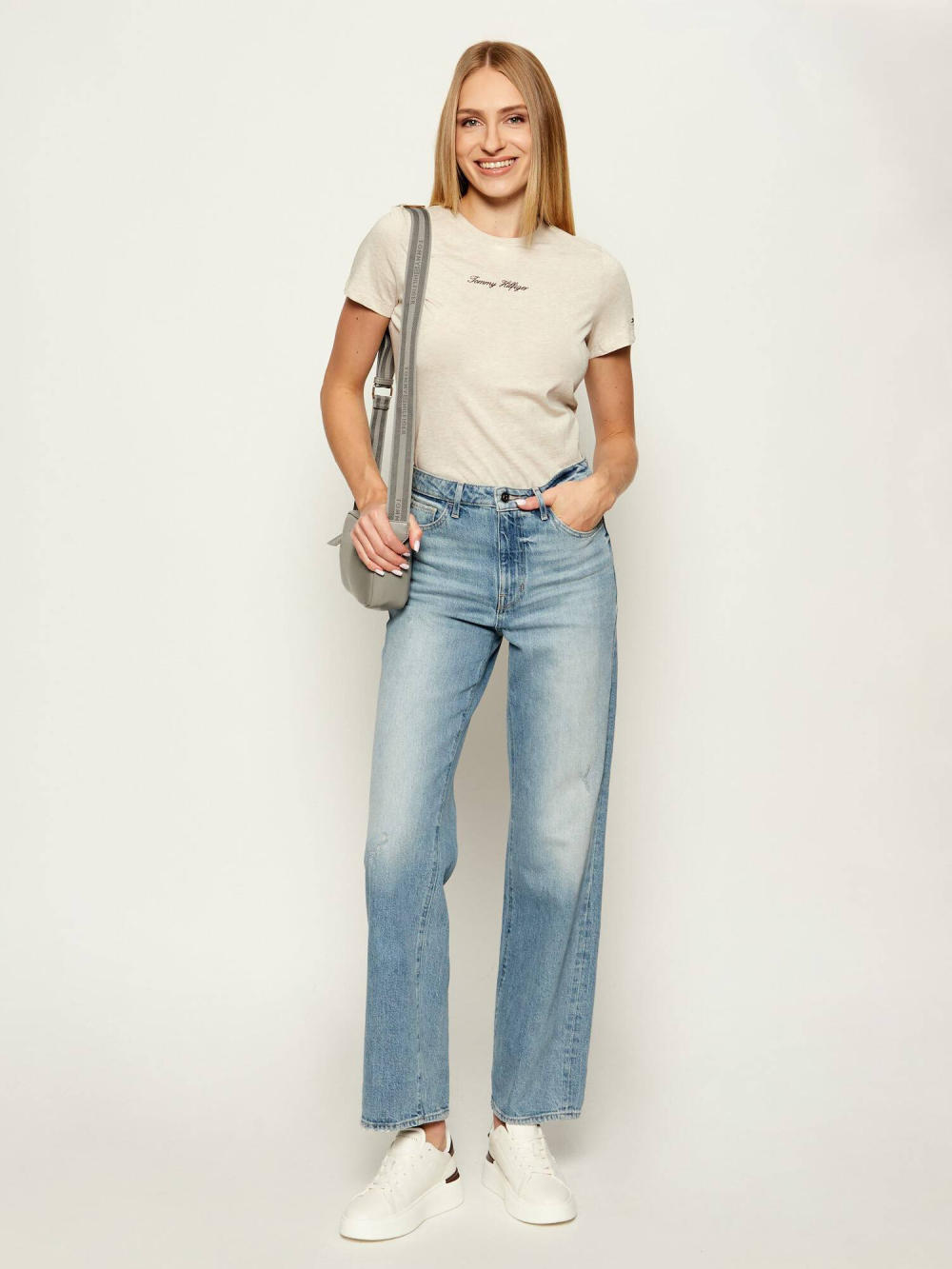 detail Tommy Hilfiger dámské krémové triko