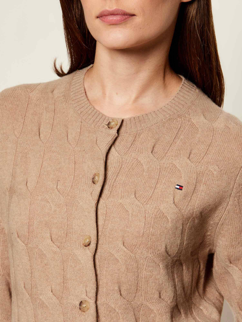 detail Tommy Hilfiger dámský béžový svetr