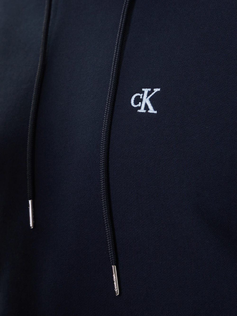 detail Calvin Klein pánská modrá mikina