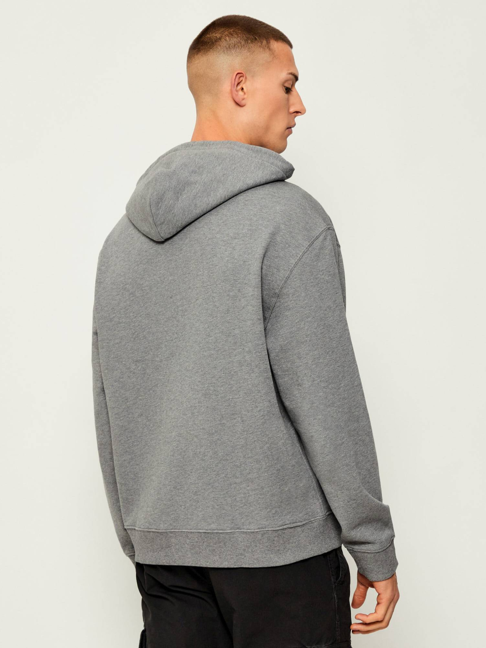detail Calvin Klein pánská šedá mikina