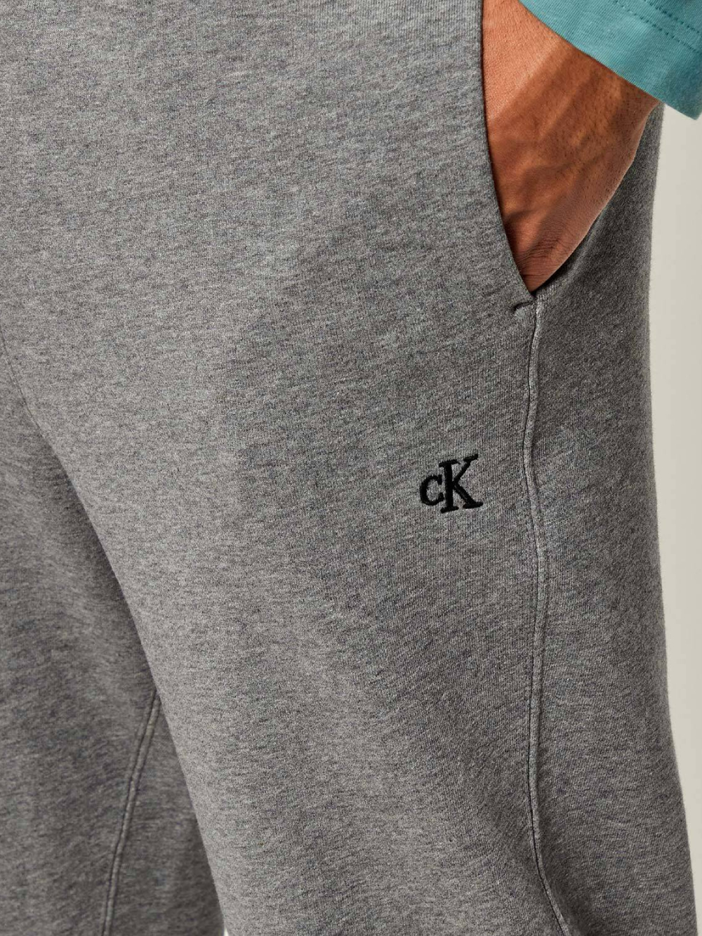 detail Calvin Klein pánské šedé tepláky