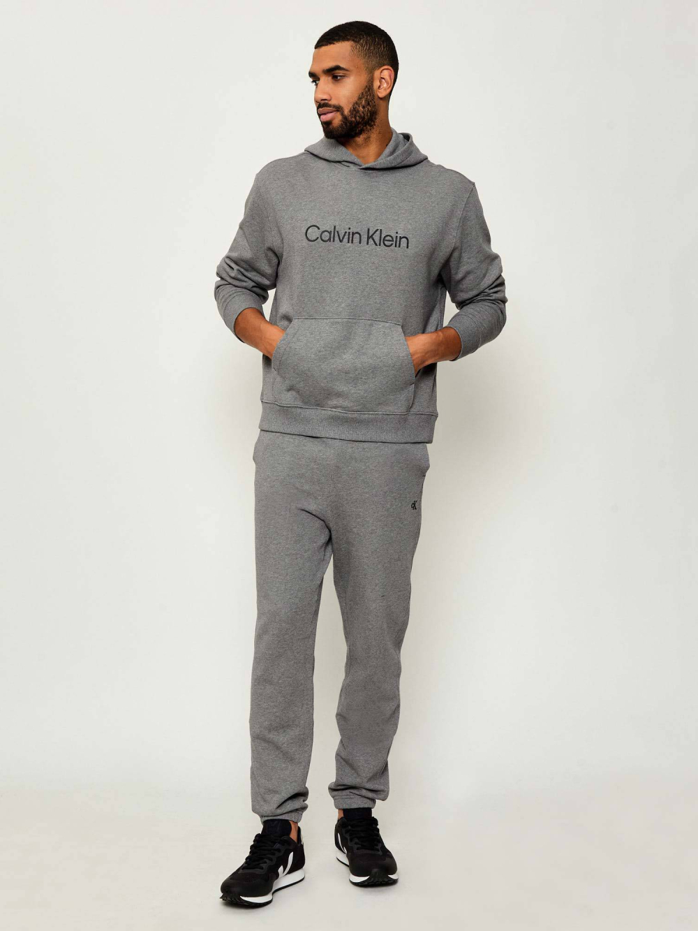 detail Calvin Klein pánské šedé tepláky