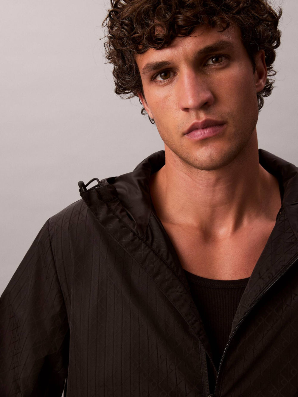 detail Calvin Klein pánská černá bunda