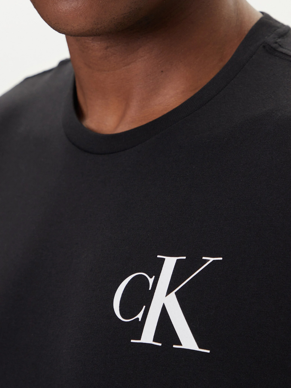 detail Calvin Klein pánské černé tričko