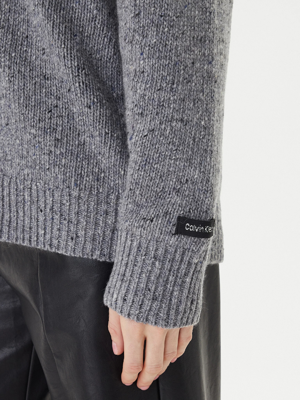 detail Calvin Klein dámský šedý svetr
