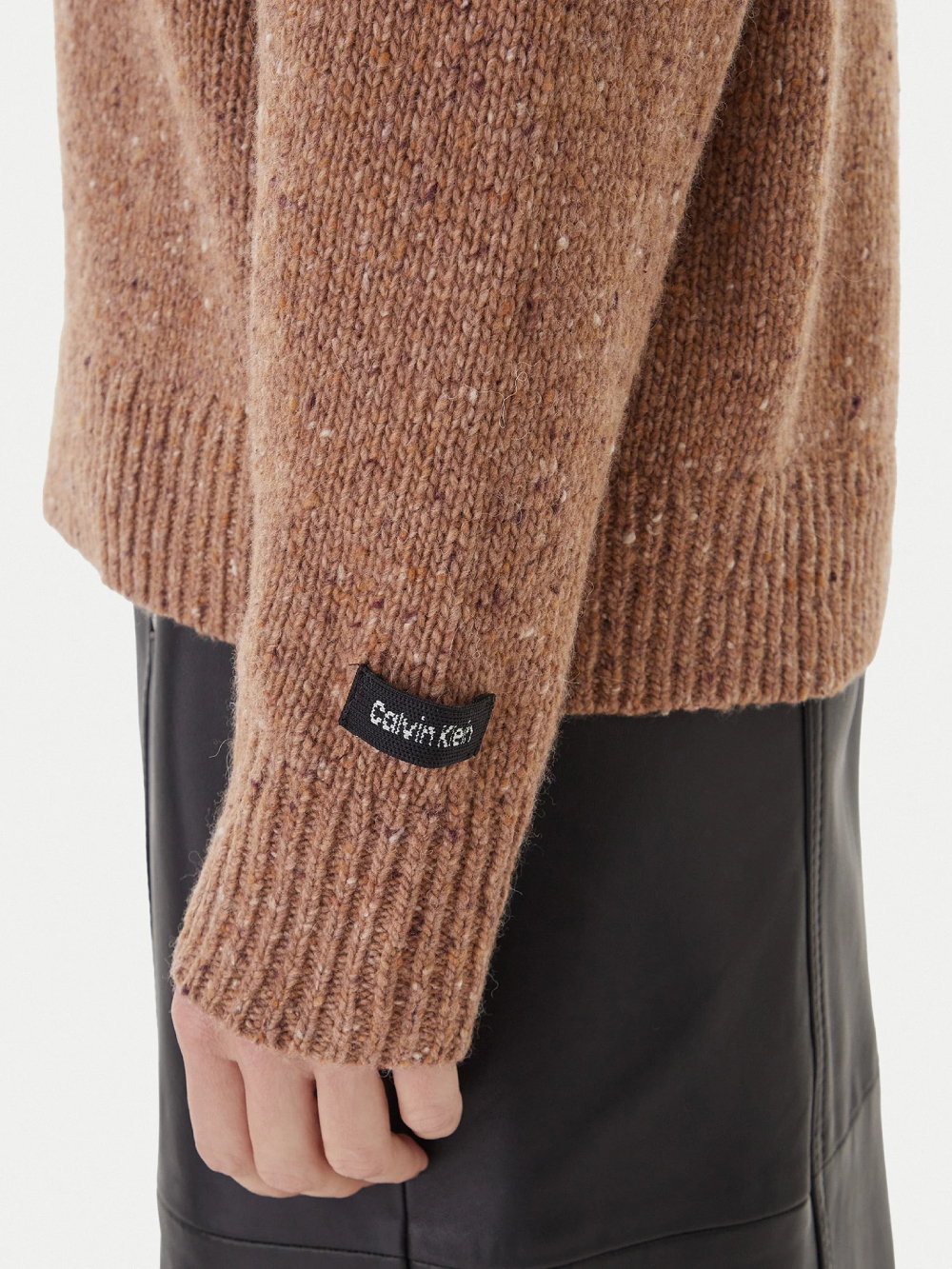detail Calvin Klein dámský hnědý svetr