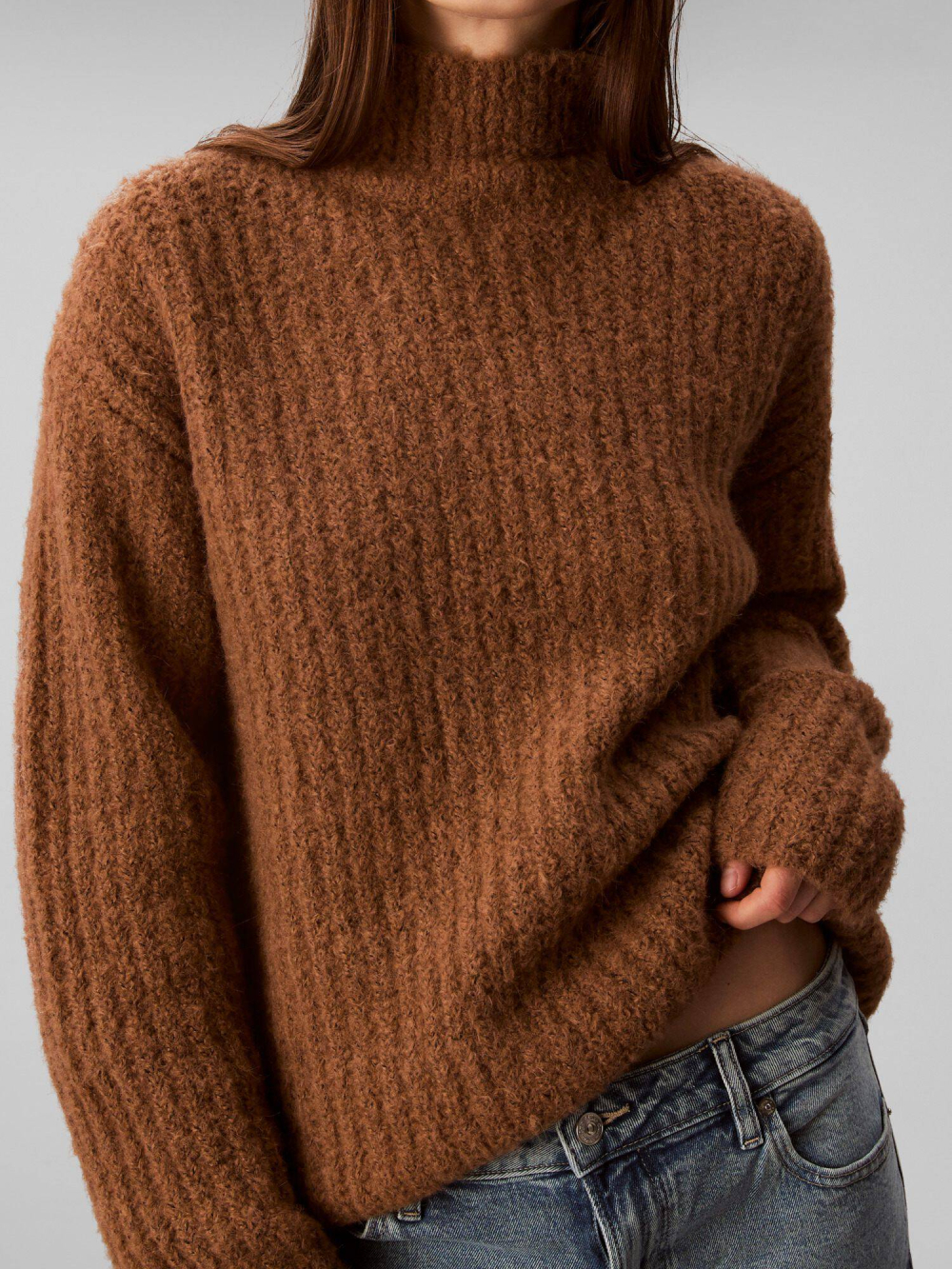 detail Calvin Klein dámský hnědý svetr