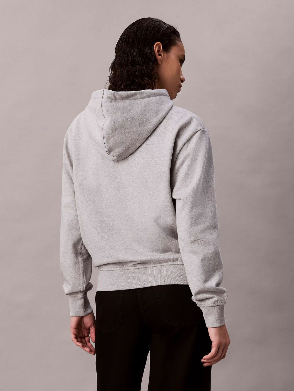 detail Calvin Klein dámská šedá mikina