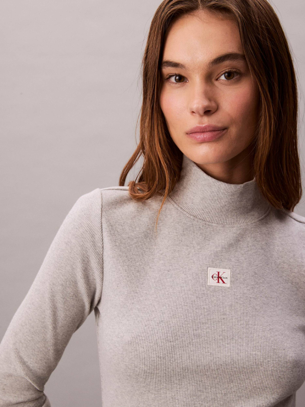 detail Calvin Klein dámský šedý rolák