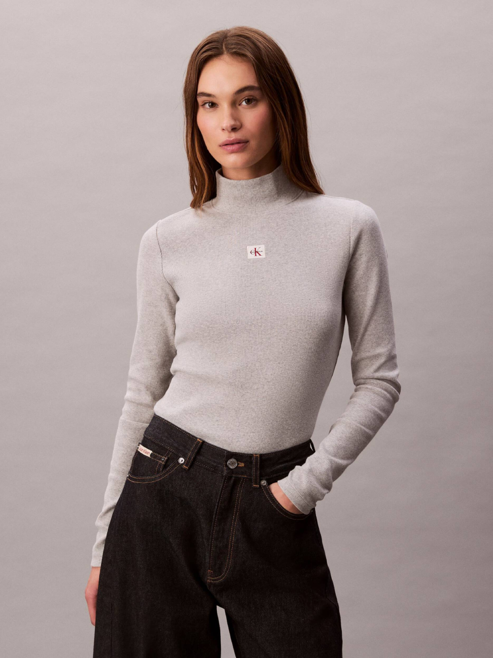 detail Calvin Klein dámský šedý rolák