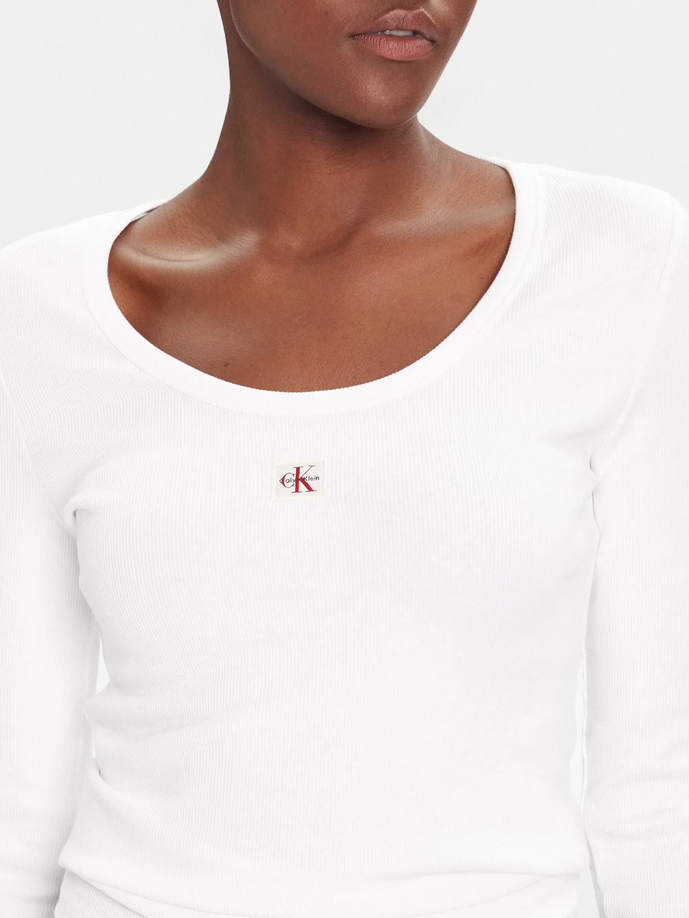 detail Calvin Klein dámské bílé tričko