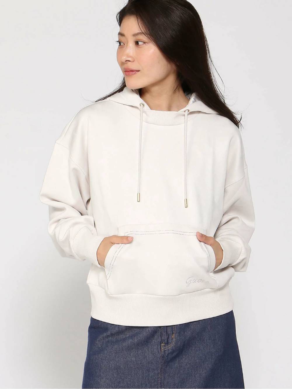 detail Guess dámská béžová mikina