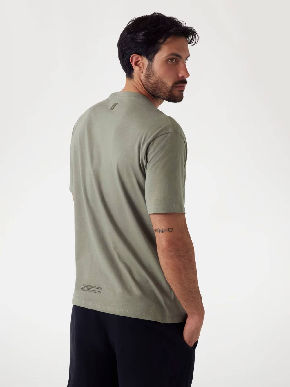 detail Guess pánské šedé tričko