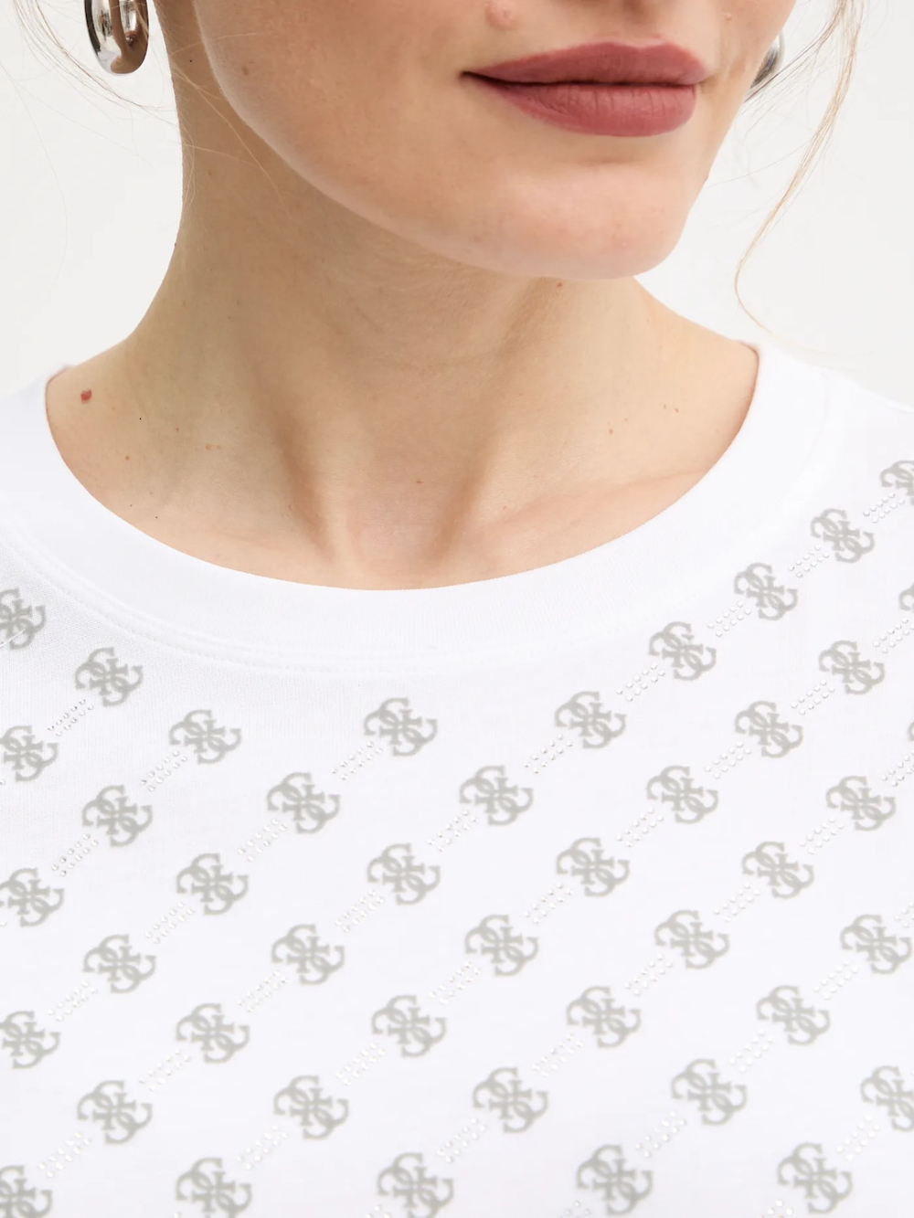 detail Guess dámské bílé tričko